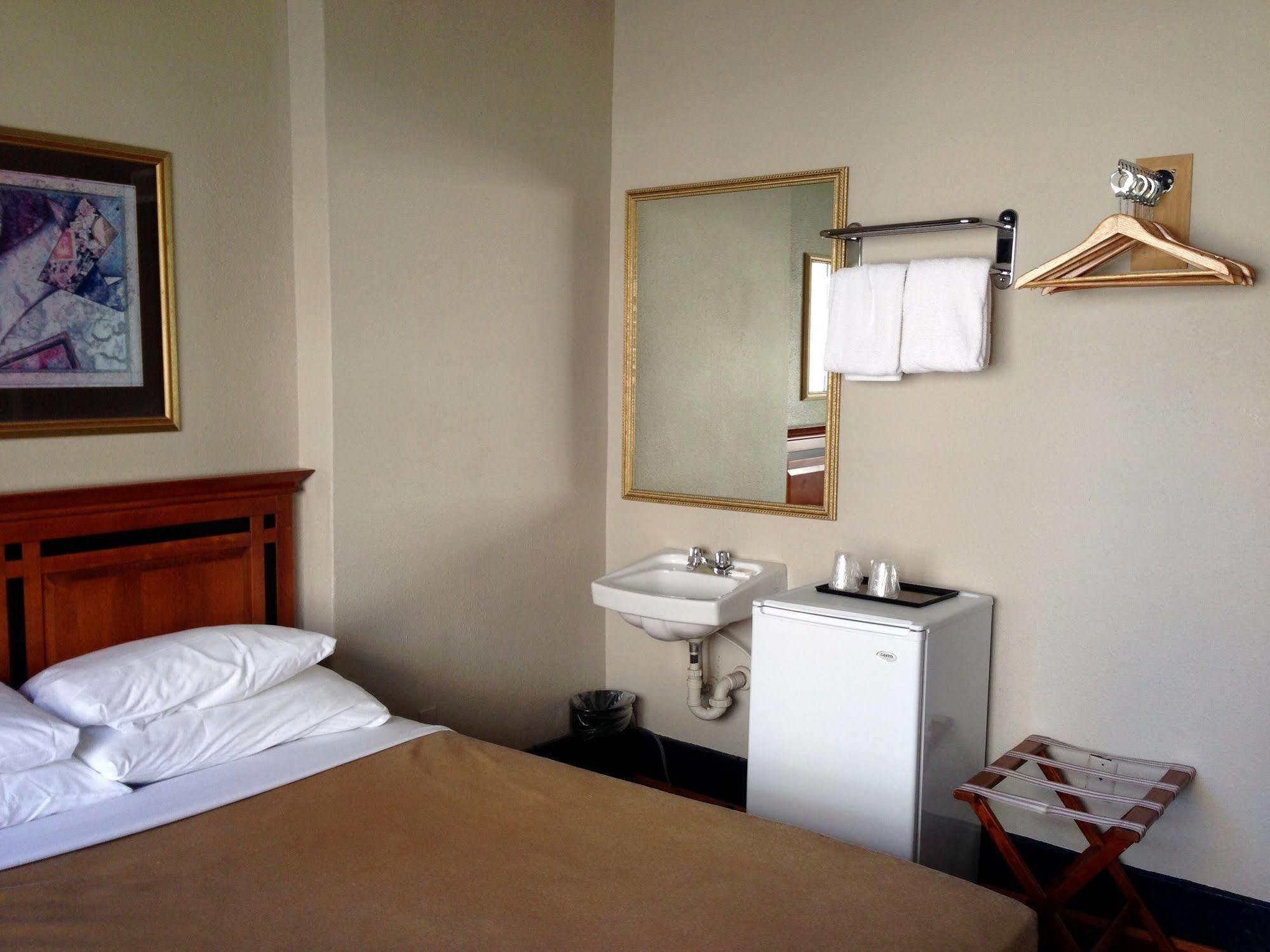 Hotel Ambassador Vancouver Extérieur photo